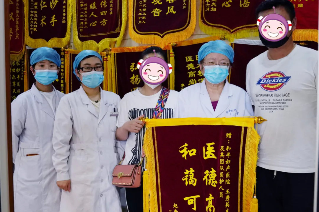 ▲小颖一家给王主任送来了锦旗表示感谢